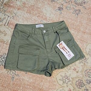 Vanilla Star Olive Green Zip Cargo Shorts 2.5" Inseam - Size 7 Junior